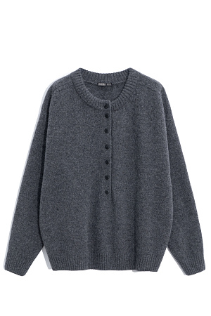 графит Трикотажный джемпер из 100% шерсти яка. Модель свободного силуэта с вывязанной круглой горловиной и планкой на пуговицах. Низ изделия и манжеты рукавов выполнены в рубчик.