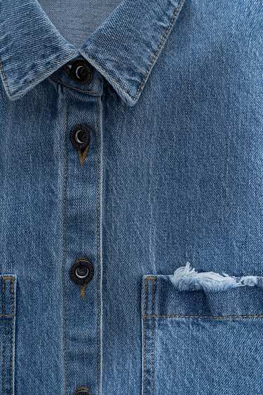 Джинсовая рубашка с большими карманами