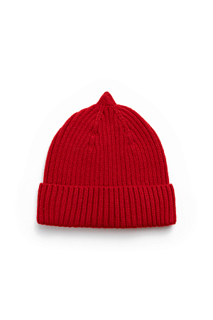 красный Трикотажная шапка в рубчик. Модель с отворотом.