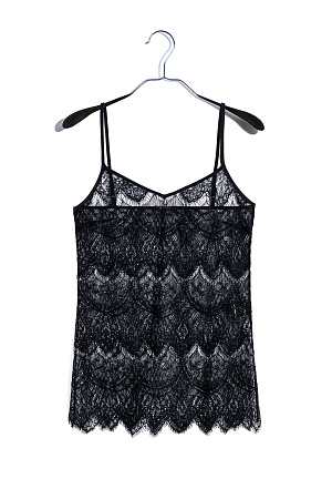 черный Топ из тонкого кружева. Модель с треугольным лифом, на регулируемых бретельках. Изделие выполнено без подкладки.