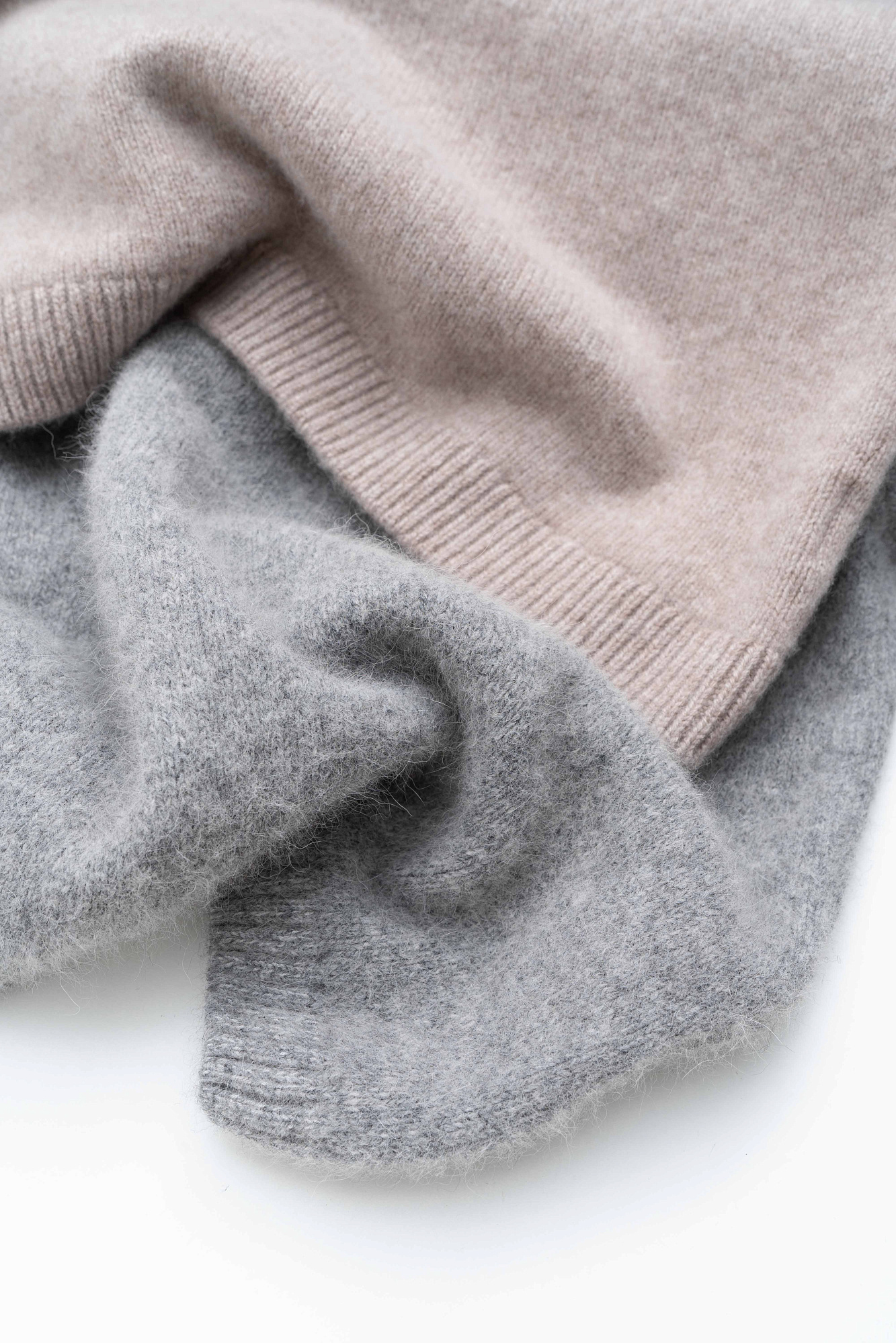 Трикотажная футболка из 100% кашемира. Модель свободного силуэта, с коротким рукавом и круглым вырезом горловины. Края изделия выполнены в рубчик.