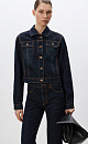 Джинсовая куртка из 100% хлопкового денима. Отложной воротник. Длинные рукава с манжетами на пуговицах. Передние прорезные карманы, нагрудные карманы с клапанами. Контрастная строчка терракотового цвета. Застежка на металлические пуговицы.