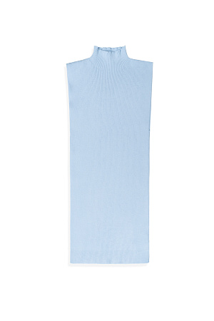 голубой Трикотажный топ из вискозы. Модель приталенного силуэта, без рукавов и невысоким воротником-стойкой. 