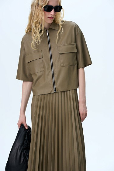 Рубашка из экокожи с накладными карманами