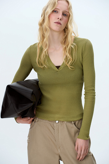 Лонгслив с V-образным вырезом