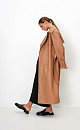 Oversize тренч из двустронней экокожи без подкладки. Модель свободного силуэта с боковыми карманами, симметричной отлетной кокеткой и длинными рукавами с патами на манжетах. В комплекте съемный пояс из основного материала. Застежка на кнопки.