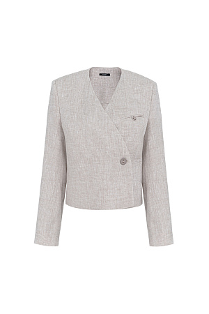 серый Укороченный жакет на запах из 100% льна. Модель приталенного силуэта с карманом на груди. Застежка на пуговицу. Дополнить образ можно брюками в таком же стиле.