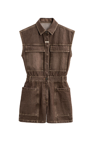 коричневый Джинсовый комбинезон из 100% хлопка. Модель с рубашечным верхом и шортами. Изделие с классическим отложным воротником, короткими рукавами-крылышками и застежкой на металлические пуговицы, шлевками на поясе для ремня и большими накладными карманами.