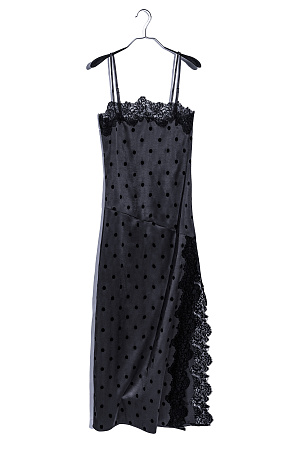 черный Атласное платье-комбинация длины макси в горох. Модель приталенного силуэта на тонких бретельках и высоким разрезом сбоку. Изделие декорировано кружевом.