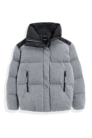 серый Трикотажный пуховик из шерсти с добавлением вискозы и шелка. Модель свободного силуэта с воротником-стойкой, капюшоном и карманами на молниях. Застежка на молнию под планкой с кнопками. 