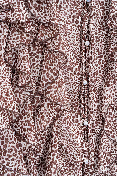 Блуза с анималистичным принтом и воланами