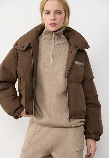 Утепленный пуховик с воротником-стойкой и капюшоном на молнии