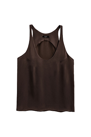 коричневый Майка из атласной вискозы. Модель свободного силуэта на тонких бретельках и глубоким вырезом декольте.