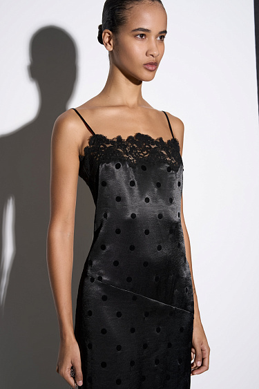 Атласное платье-комбинация в горох