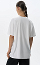 Футболка из 100% хлопка. Модель свободного силуэта, с круглым вырезом горловины и спущенной линией плеча.