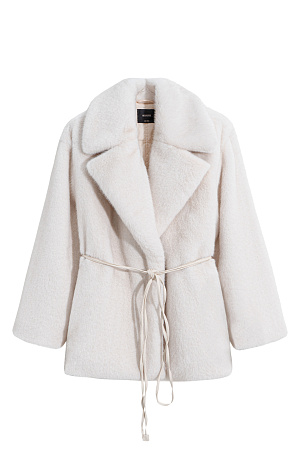 молочный Шуба из экомеха на синтепоне. Модель с широким отложным воротником, шлевками для пояса из экокожи и врезными карманами. Изделие выполнено на подкладке.