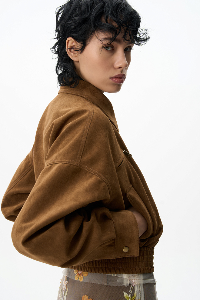 Бомбер из замши с отложным воротником