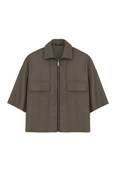 Рубашка из экокожи с накладными карманами