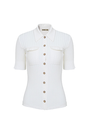 белый Трикотажная футболка из вискозы в широкий рубчик. Модель приталенного силуэта с отложным воротником, небольшими разрезами на манжетах и имитацией карманов на груди с клапанами. Застежка на пуговицы. 
