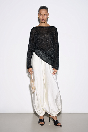 молочный Широкие брюки-джоггеры из текстурной вискозы. Модель свободного силуэта с поясом на резинке.