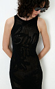 Трикотажное платье длины миди из органического хлопка. Модель приталенного силуэта, без рукавов. круглым вырезом горловины, разрезом спереди и шнуровкой на спине. Изделие декорировано растительным орнаментом. <br />
Органический хлопок - более экологичная и безопасная альтернатива обычному хлопку, выращенная без использования химикатов. 