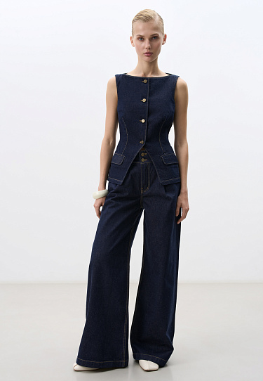 Прямые джинсы с небольшим расклешением