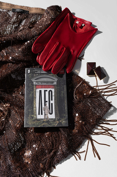 Юбка миди, декорированная пайетками