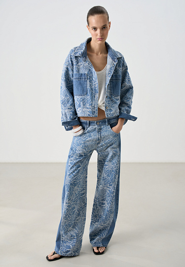 Джинсы с растительным орнаментом