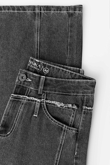 Джинсы с асимметричной деталью на поясе