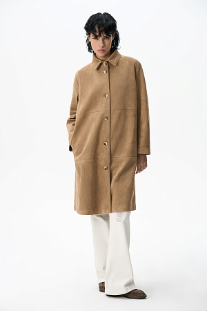 бежевый Тренч из ткани с имитацией внешнего вида и свойств натуральной замши. Модель прямого кроя с отложным воротником. Застежка на крупные пуговицы. 