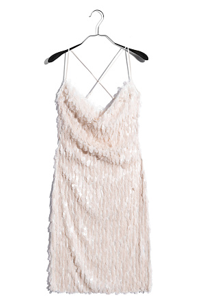 молочный Вечернее платье-футляр длины миди, декорированное пайетками и бахромой. Модель по фигуре на тонких регулируемых бретельках. 