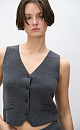 Трикотажный жилет из смесовой шерсти с кашемиром. Модель прямого кроя с V-образным вырезом и застежкой на пуговицы. Имитация карманов. Без подкладки.