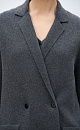 Трикотажный двубортный жакет из смесовой шерсти с добавлением кашемира. Модель прямого кроя, с прямоугольными лацканами и накладными карманами с клапанами спереди. Изделие без подкладки.