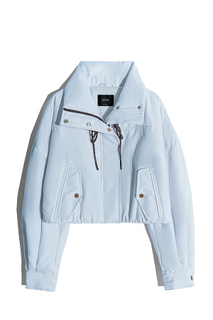 голубой Объемный бомбер с воротником-стойкой. Модель укороченного силуэта со спущенной линией плеч, глубокими врезными карманами и застежкой на молнию под планку с кнопками. Манжеты рукавов декорированы металлическими брендированными кнопками.