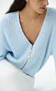 Трикотажный кардиган из 100% хлопка. Модель укороченного силуэта, со спущенной линией плеч, V-вырезом и застежкой на молнию.