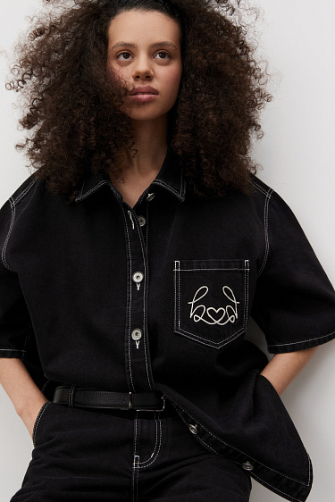 Джинсовая рубашка с вышивкой