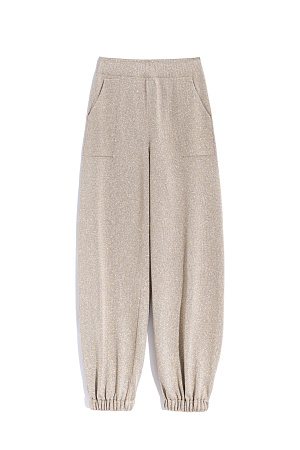 бежевый Трикотажные брюки-джоггеры из вискозы с добавлением люрекса. Модель с эластичным поясом на кулиске, боковыми карманами и манжетами на резинке.