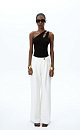 Широкие брюки с отстрочкой из поливискозы с высокой посадкой. Косая застежка на молнию и пуговицу, боковые карманы. Дополнить образ можно жилетом и жакетом.