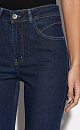 Джинсы слим фит с высокой посадкой. Модель по фигуре с декоративной отстрочкой на поясе. Четыре кармана, застежка на молнию и металлическую пуговицу.
