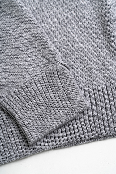 Джемпер с акцентным вырезом