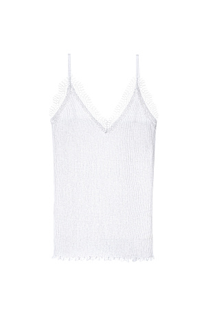 белый Трикотажный топ из тонкого хлопка. Модель в рубчик на тонких бретельках и глубоким вырезом декольте. Изделие декорировано кружевом.