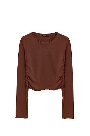 коричневый Трикотажный топ из вискозы. Модель прямого кроя, с длинным рукавом, небольшими разрезами на манжетах и круглым вырезом горловины. Кулиски по бокам изделия позволяют регулировать длину и создавать драпировку.