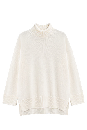 белый Трикотажный джемпер из кашемира и шерсти. Модель свободного силуэта, со спущенной линией плеч и высоким вывязанным воротом. Манжеты рукавов и низ изделия выполнены в рубчик. 