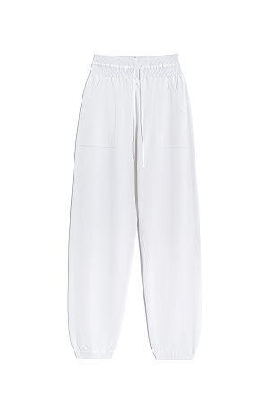  Трикотажные брюки из вискозы с боковыми карманами. Эластичный пояс с кулиской и манжеты на резинке в рубчик.