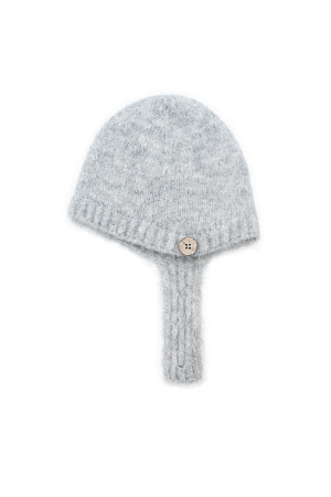серый Трикотажный чепчик с застежкой на пуговицу. Модель выполнена из шерсти с добавлением мохера, края изделия в рубчик.