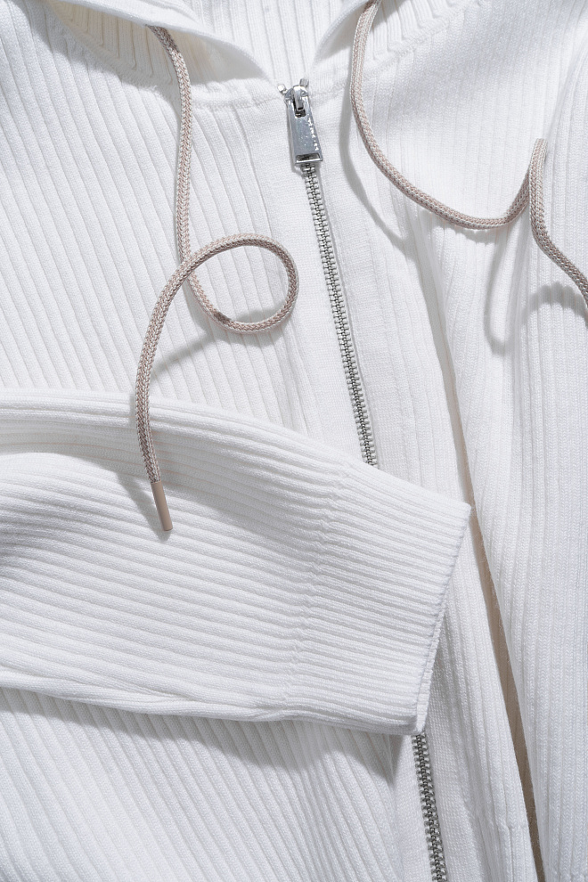 Трикотажный бомбер с капюшоном