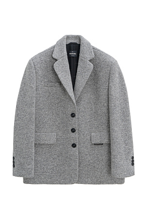 серый серый Однобортный жакет-пальто из шерсти. Модель прямого кроя с классическим отложным воротником и двумя прорезными карманами с клапанами. Застежка на пуговицы. Изделие декорировано пуговицами на манжетах и брендированным ярлыком на клапане кармана. Пояс из экокожи в комплекте. Пальто на подкладке.
