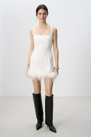 белый Платье мини из поливискозы. Модель приталенного силуэта с окантовкой из перьев по нижнему краю.