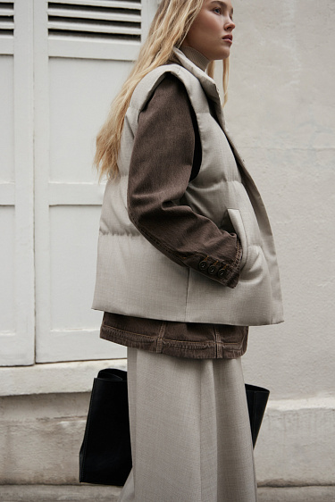 Жилет на пуху с воротником-стойкой