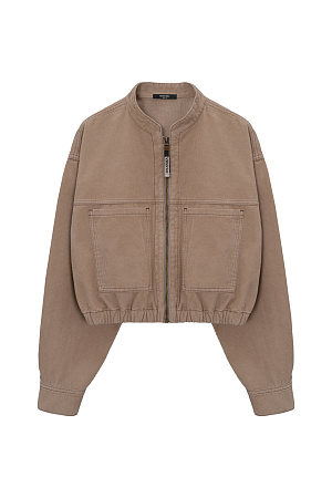 бежевый Вельветовый бомбер с накладными карманами. Модель свободного силуэта со спущенной линией плеча и брендированным ярлыком на спине. Манжеты на пуговицах. Застежка на молнию.